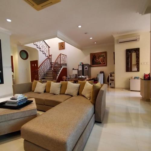 Rumah Berlokasi Strategis Dgn Akses Mudah di Jl Sekolah Kemang Selatan